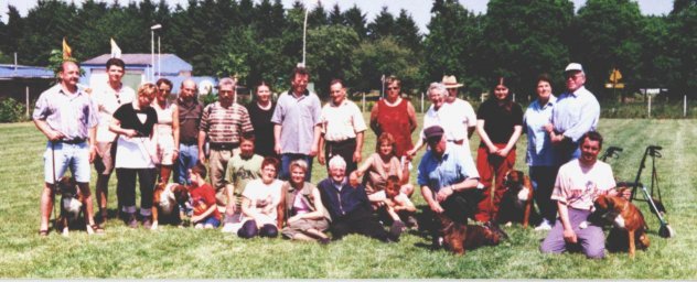 Hundeführer und Schlachtenbummler beim Maria-Bock-Pokal 2001 in der Gruppe Wickrath-Rheindalen